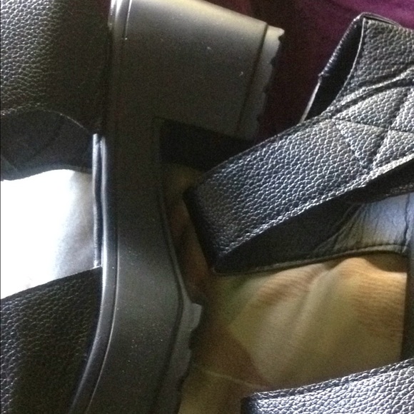 NWOT Black thick soled summer sandals. Adjustable. Light weight. Lug sole. - Picture 5 of 5